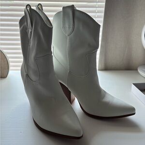 Mata Shoes White Heeled Boots Sleek Western Style
